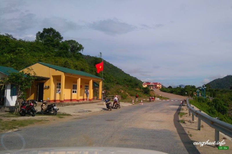 Cửa khẩu Tén Tằn nằm ở Mường Lát, Thanh Hóa. Nơi đây cũng có cột mốc số 281 trên tuyến biên giới Việt Lào (Ảnh – Lê Vũ Tuấn Linh)