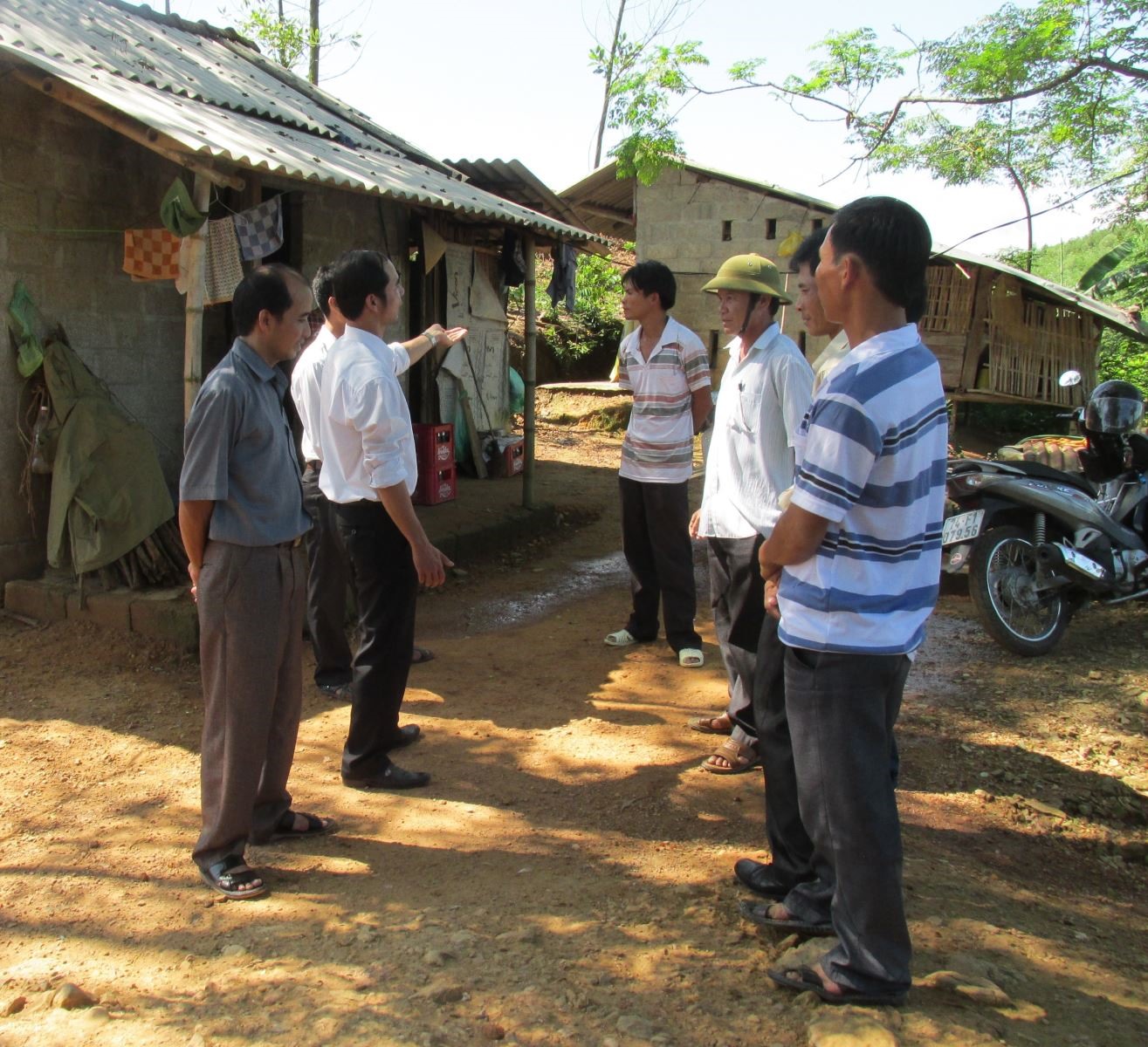 Lãnh đạo các xã ở huyện Hải Lăng thường xuyên kiểm tra công tác phòng dịch ở địa phương mình