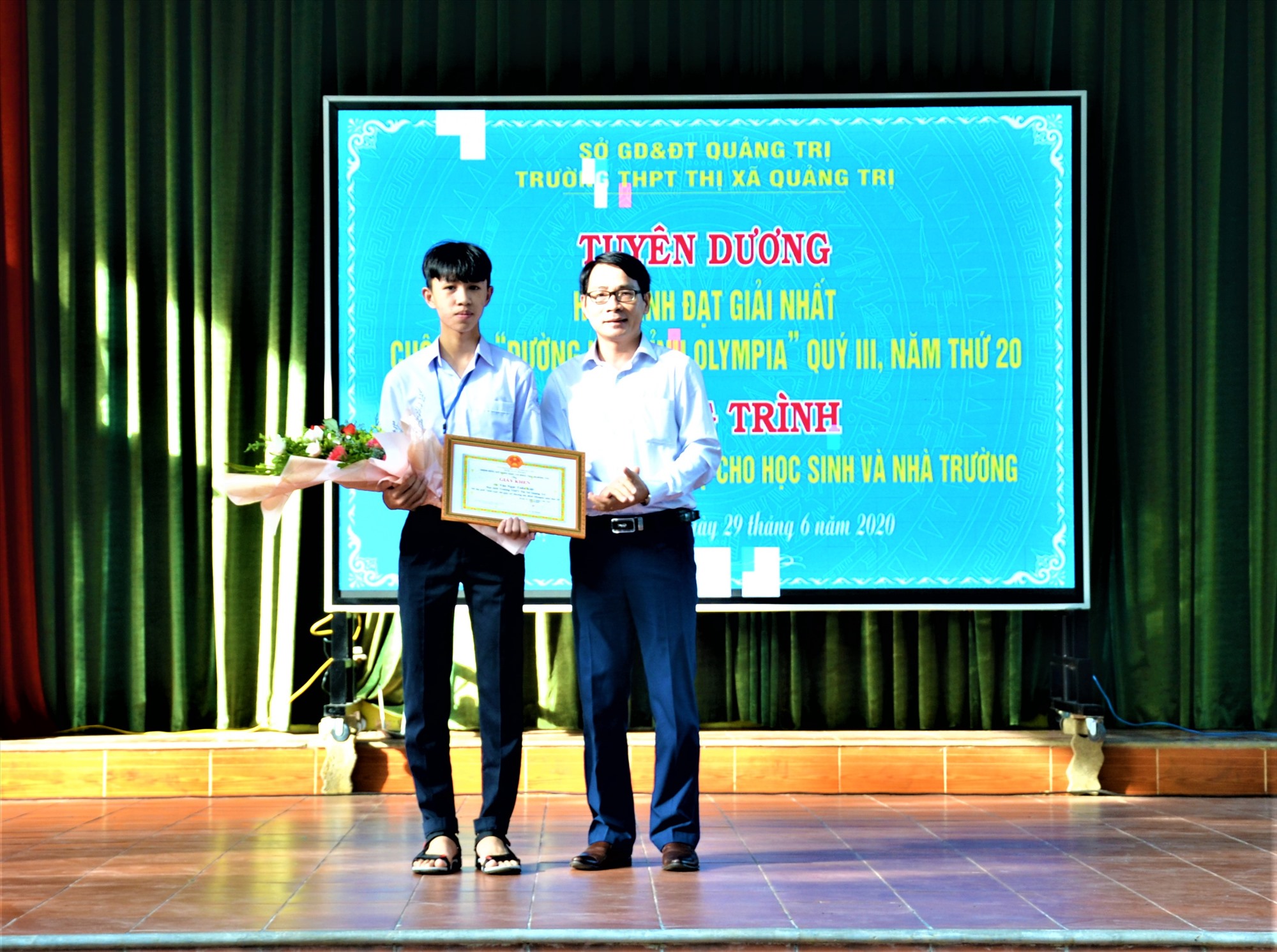 Lãnh đạo Sở Giáo dục - Đào tạo tỉnh trao giấy khen cho em Văn Ngọc Tuấn Kiệt vì đã xuất sắc giành giải Nhất cuộc thi Quý chương trình Đường lên đỉnh Olympia năm thứ 20