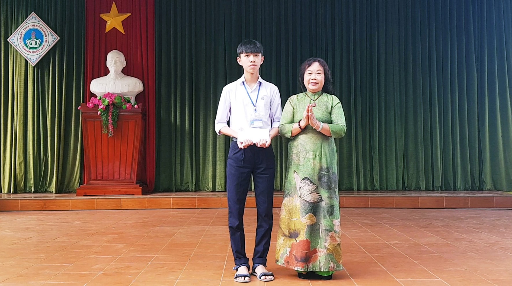 Chủ tịch Hội Khuyến học tỉnh Nguyễn Thị Hồng Vân khen thưởng em Văn Ngọc Tuấn Kiệt - Ảnh: Q.H​