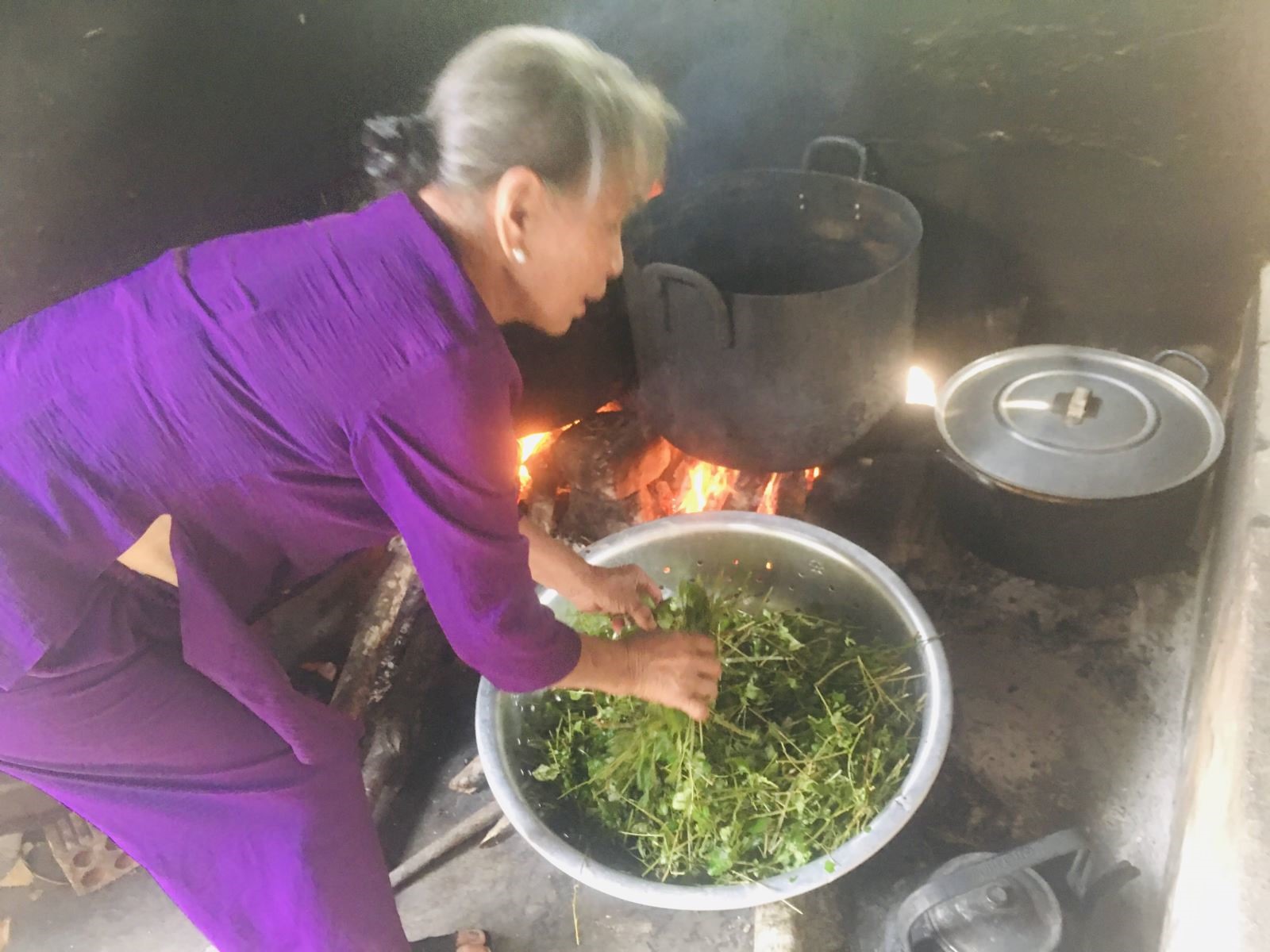 Bà Nguyễn Thị Phước, một hộ nấu cao tại Tân Xuân 2