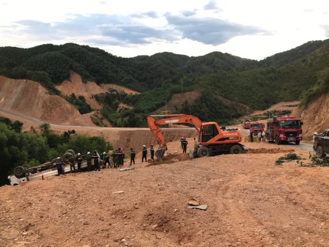 Chiếc xe tải chở hơn 5 tấn thuốc nổ bị lật khi di chuyển đến công trường thi công thủy điện. Ảnh: CA Quảng Trị.