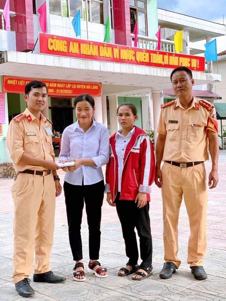 Em  Võ Thị Nhi và em Nguyễn Thị Phương, học sinh lớp 12B1 Trường THPT Hải Lăng trả lại số tiền 50 triệu đồng nhặt được trên đường đi học về.