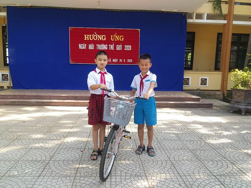 Lê Tiến Thành (bên phải) trao xe đạp cho bạn Nguyễn Trần Nhật Nam. Ảnh: H.Q