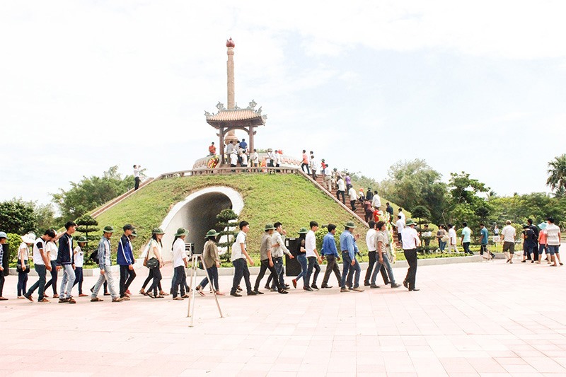 Du khách thăm, tưởng niệm các anh hùng liệt sĩ tại Khu di tích Thành Cổ Quảng Trị. Ảnh: HN