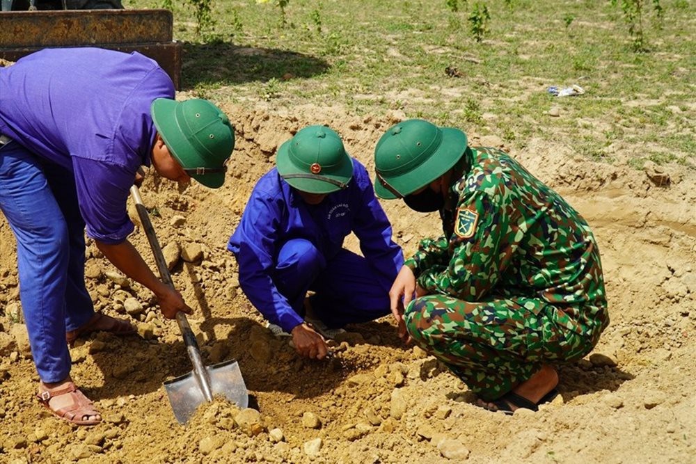 Lực lượng chức năng tìm kiếm các hài cốt liệt sĩ tại huyện Cam Lộ