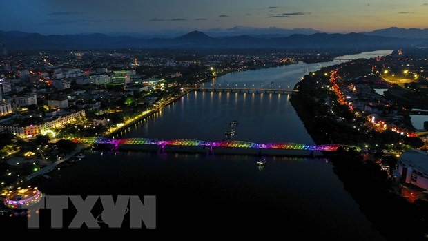 Thành phố Huế nhìn từ cầu Trường Tiền lên phía thượng nguồn sông Hương. (Ảnh: Hồ Cầu/TTXVN)