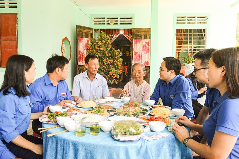 Bữa cơm thân tình, ấm áp được tổ chức tại nhà Mẹ Việt Nam anh hùng Trần Thị Liền ở xã Trung Giang, huyện Gio Linh. Ảnh: HG