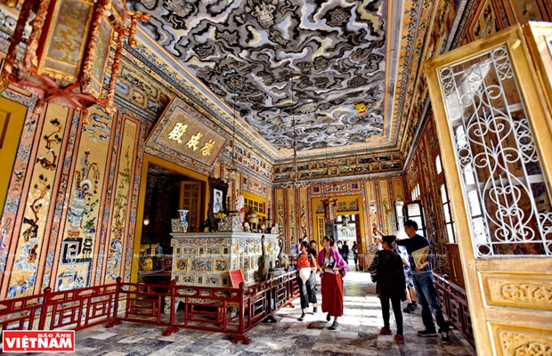 Toàn bộ 4 mặt tường nội điện, nơi đặt hương án thờ vua Khải Định, đều được khảm sành sứ và thủy tinh màu. (Ảnh: Thanh Hòa/Báo Ảnh Việt Nam)