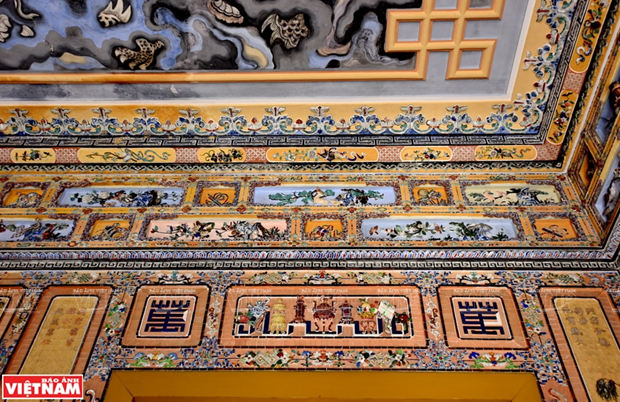 Cận cảnh một khoảng tường nội điện nổi bật với hàng nghìn chi tiết trang trí khảm sành sứ. (Ảnh: Thanh Hòa/Báo Ảnh Việt Nam)
