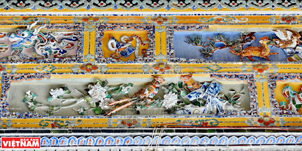 Hệ thống các ô hộc trang trí trên tường được thể hiện bằng nghệ thuật khảm sành sứ theo nhiều chủ đề khác nhau. (Ảnh: Thanh Hòa/Báo Ảnh Việt Nam)