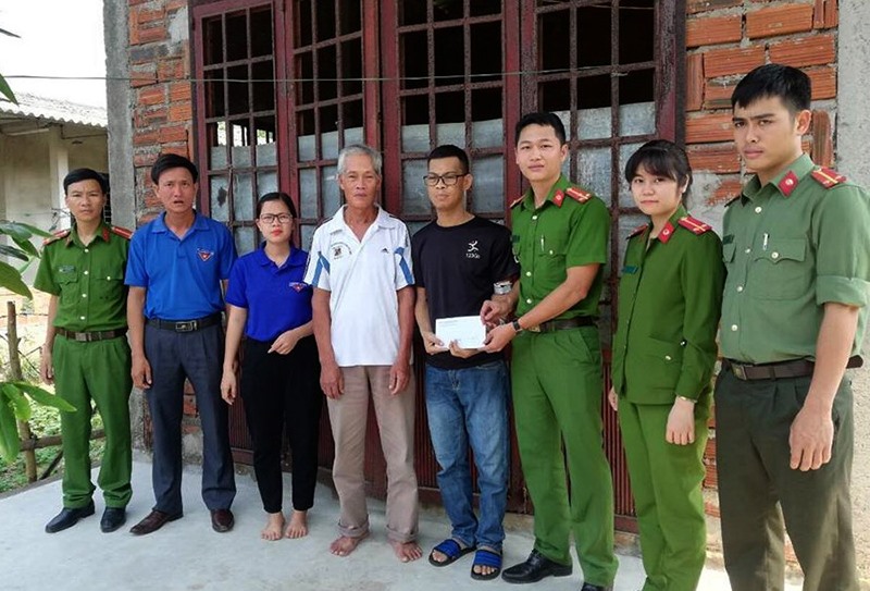 Thượng úy Nguyễn Đức Đông (thứ 3 từ phải qua) cùng đồng đội tổ chức trao quà hỗ trợ hoàn cảnh khó khăn. Ảnh: B.H