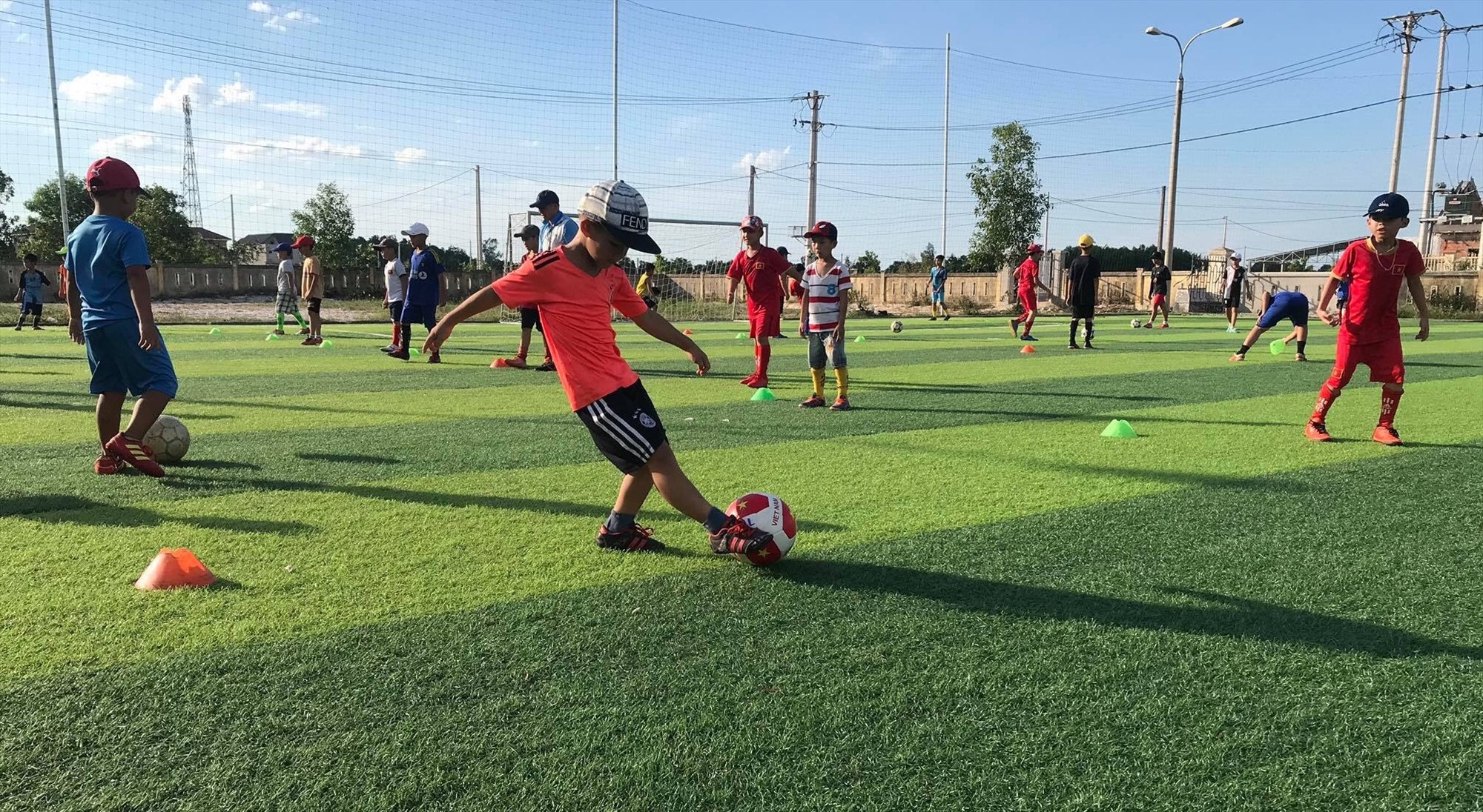 Lớp đào tạo bóng đá trẻ hè 2020 đã tạo sân chơi bổ ích, lành mạnh và cơ hội phát triển tài năng bóng đá cho trẻ em huyện Hải Lăng - Ảnh: Minh Đức