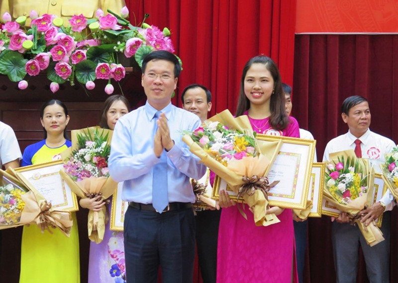 Trịnh Thị Thùy Vân nhận giải Nhất hội thi “Giảng viên lý luận chính trị giỏi toàn quốc”. Ảnh nhân vật cung cấp