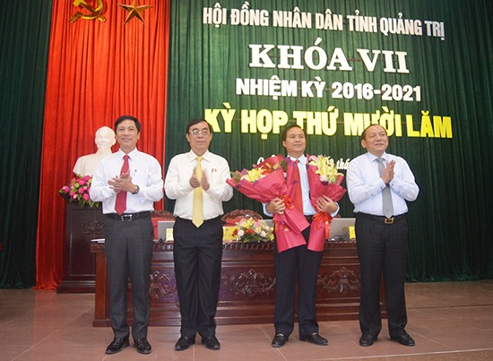 Lãnh đạo tỉnh Quảng Trị tặng hoa chúc mừng ông Võ Văn Hưng.
