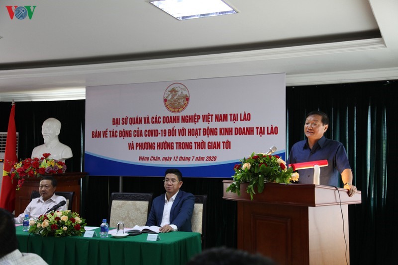 Đại sứ Việt Nam tại Lào Nguyễn Bá Hùng phát biểu tại buổi tọa đàm.