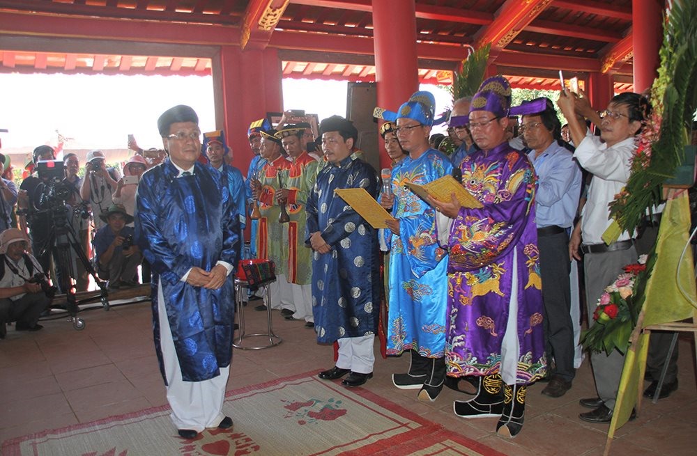 Phó Chủ tịch Thường trực UBND tỉnh Hà Sỹ Đồng thực hiện các nghi lễ tại lễ khánh thành