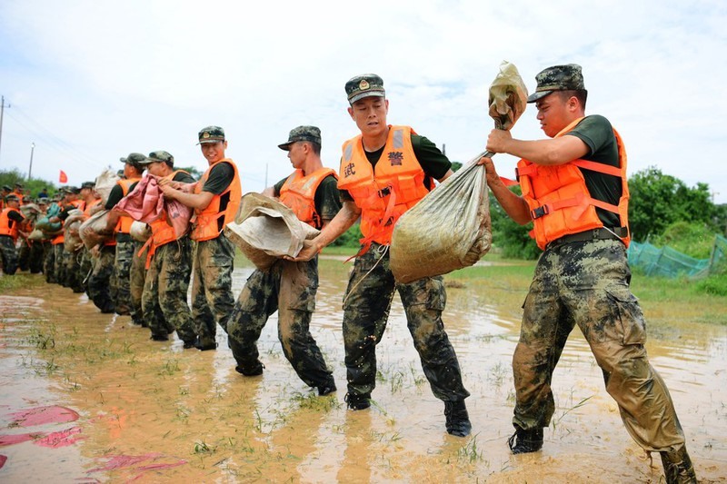 Lực lượng quân đội và cảnh sát Giang Tây gia cố bờ kè tại hồ Bà Dương. Ảnh: AP
