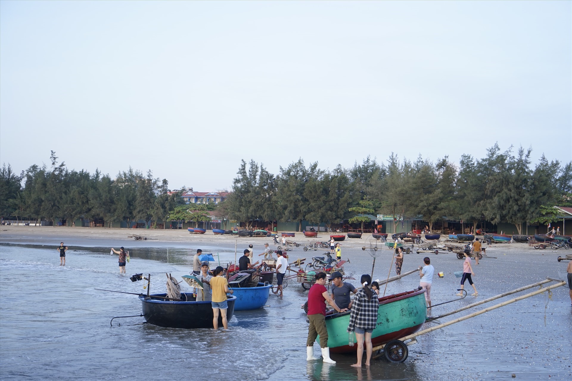 Ngư dân đưa cá về bán cho du khách ngay trên bãi biển. Ảnh: QĐ