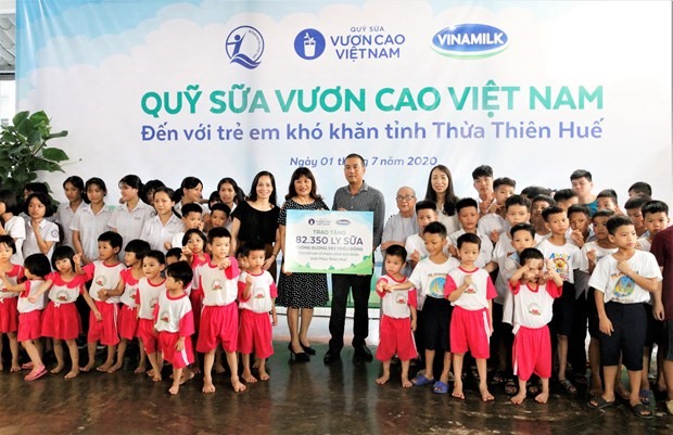 Bà Phan Minh Nguyệt, Phó Giám đốc Sở Lao động Thương binh và Xã hội Thừa Thiên-Huế, đại diện nhận bảng trao tặng sữa của Quỹ sữa Vươn cao Việt Nam và Vinamilk.