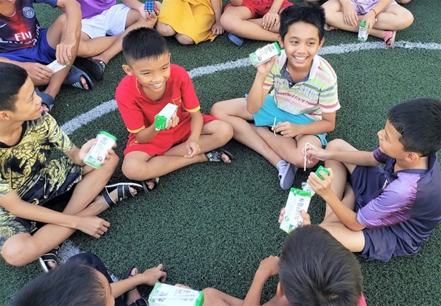 Niềm vui nhận sữa từ chương trình Quỹ sữa Vươn cao Việt Nam của trẻ em Thừa Thiên-Huế.