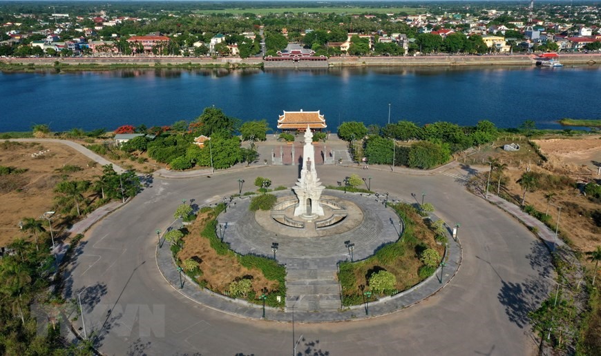 Đền tưởng niệm-Bến thả hoa bờ bắc sông Thạch Hãn, phường An Đôn, thị xã Quảng Trị. (Ảnh: Hồ Cầu/TTXVN)
