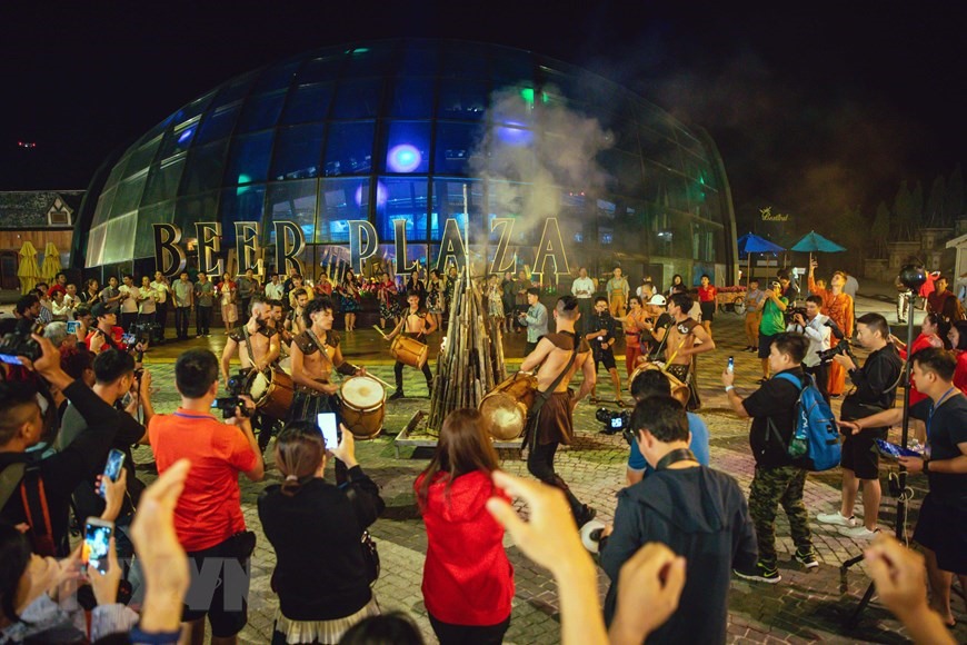 Du khách tham gia các hoạt động văn hóa nghệ thuật về đêm tại khu du lịch Bà Nà Hills. (Ảnh: TTXVN)