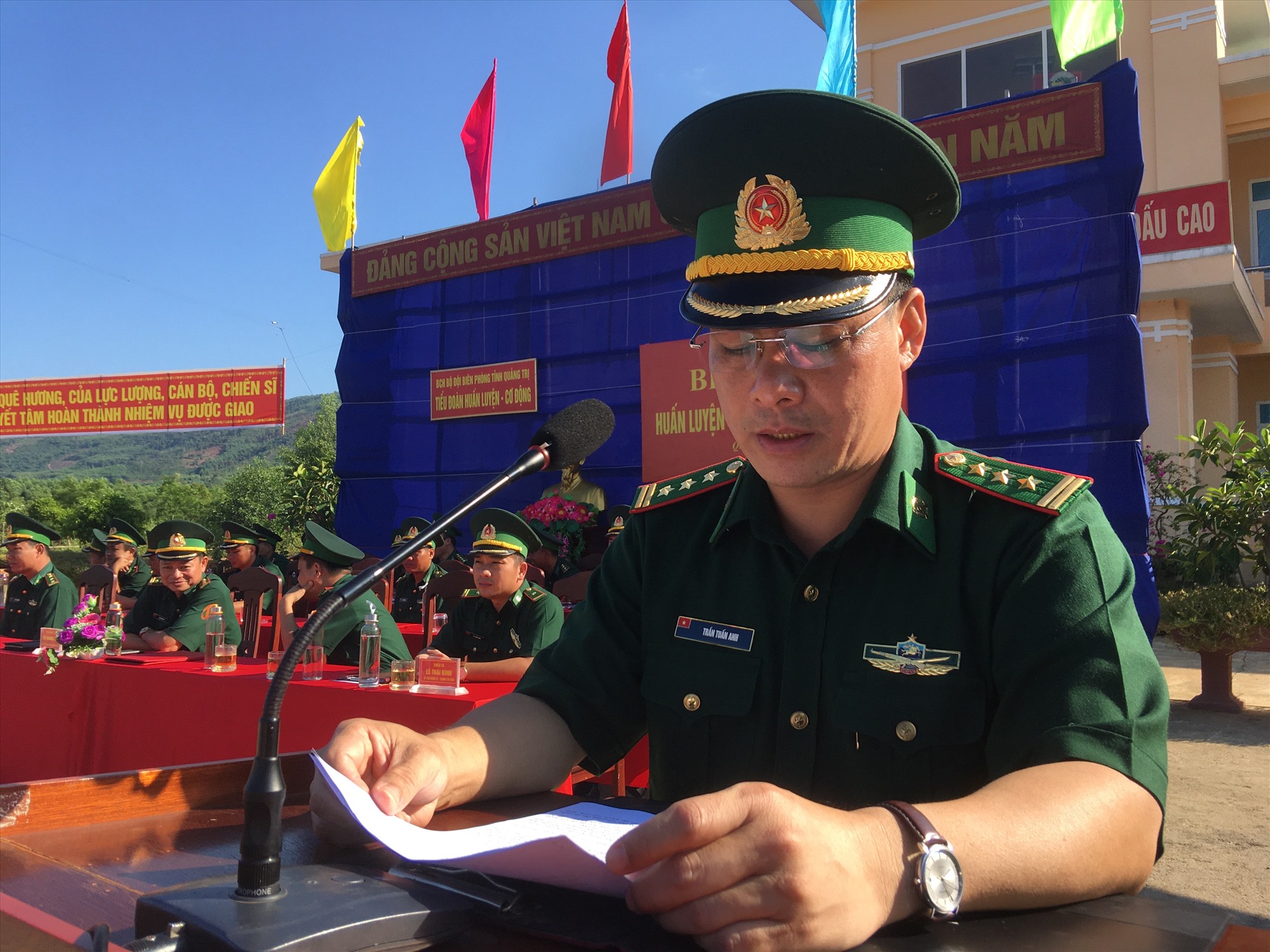 Đồng chí Thượng tá Trần Tuấn Anh - Phó chỉ huy trưởng Bộ đội Biên phòng Quảng Trị phát biểu tại lễ bế giảng.