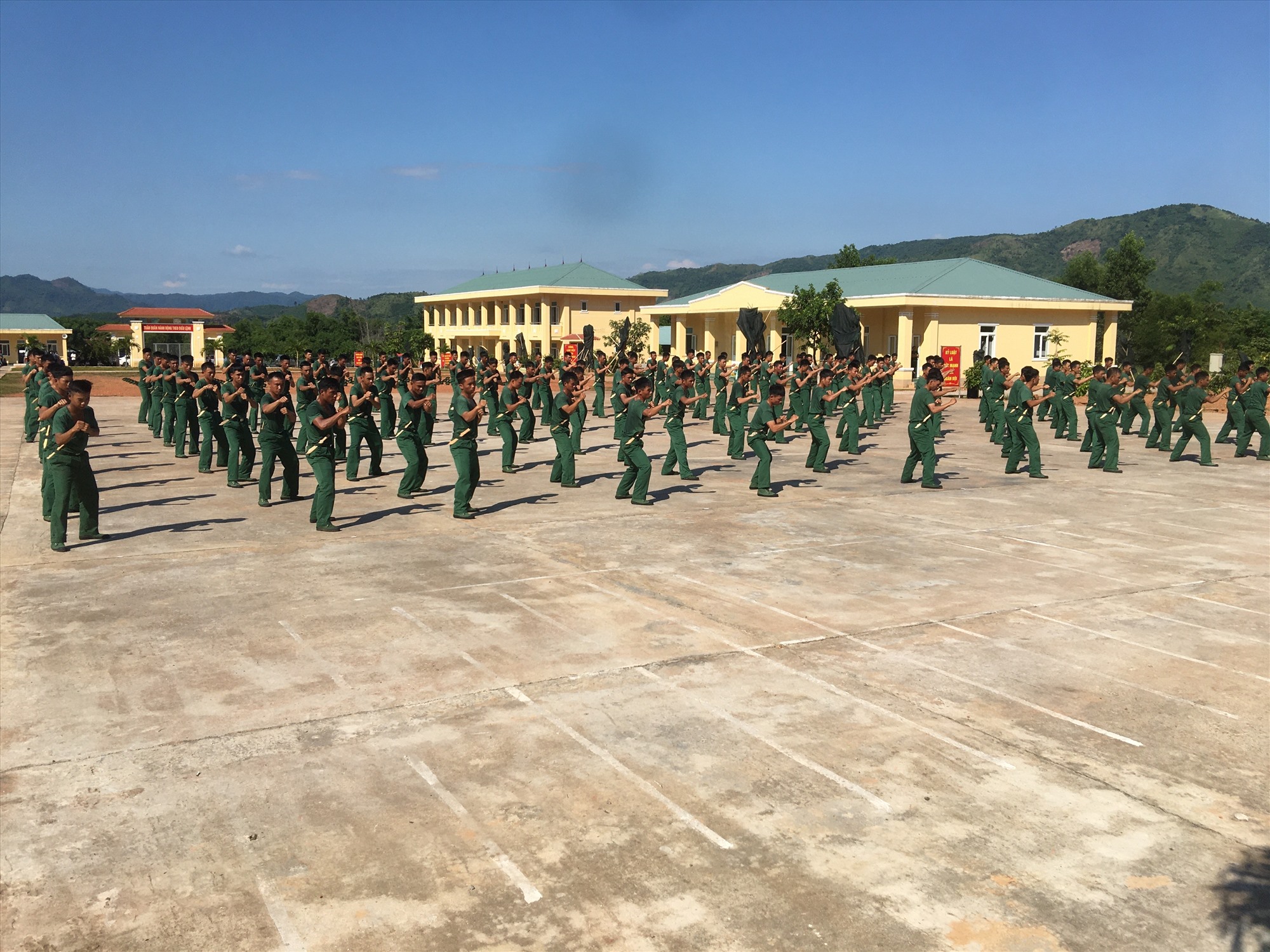 130 chiến sĩ mới thành thạo các bài võ thể dục