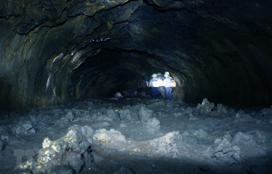 Cấu trúc hang động là kết quả hoạt động của các hệ đứt gãy kiến tạo, hình thành kênh dẫn cho dung nham từ dưới sâu đưa lên và các thể magma xâm nhập rồi phun trào basalt. (Ảnh: Dương Giang/TTXVN)