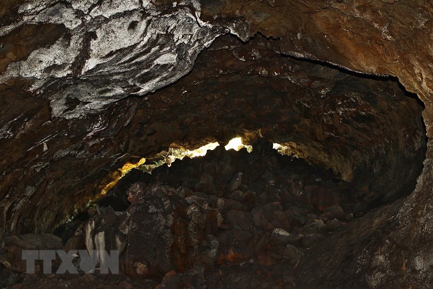 Mỗi hang động trong hệ thống hang có sự khác biệt về chiều dài, hướng phát triển, dấu tích dòng chảy dung nham, đặc điểm thạch nhũ, di tích thực vật... (Ảnh: Dương Giang/TTXVN)