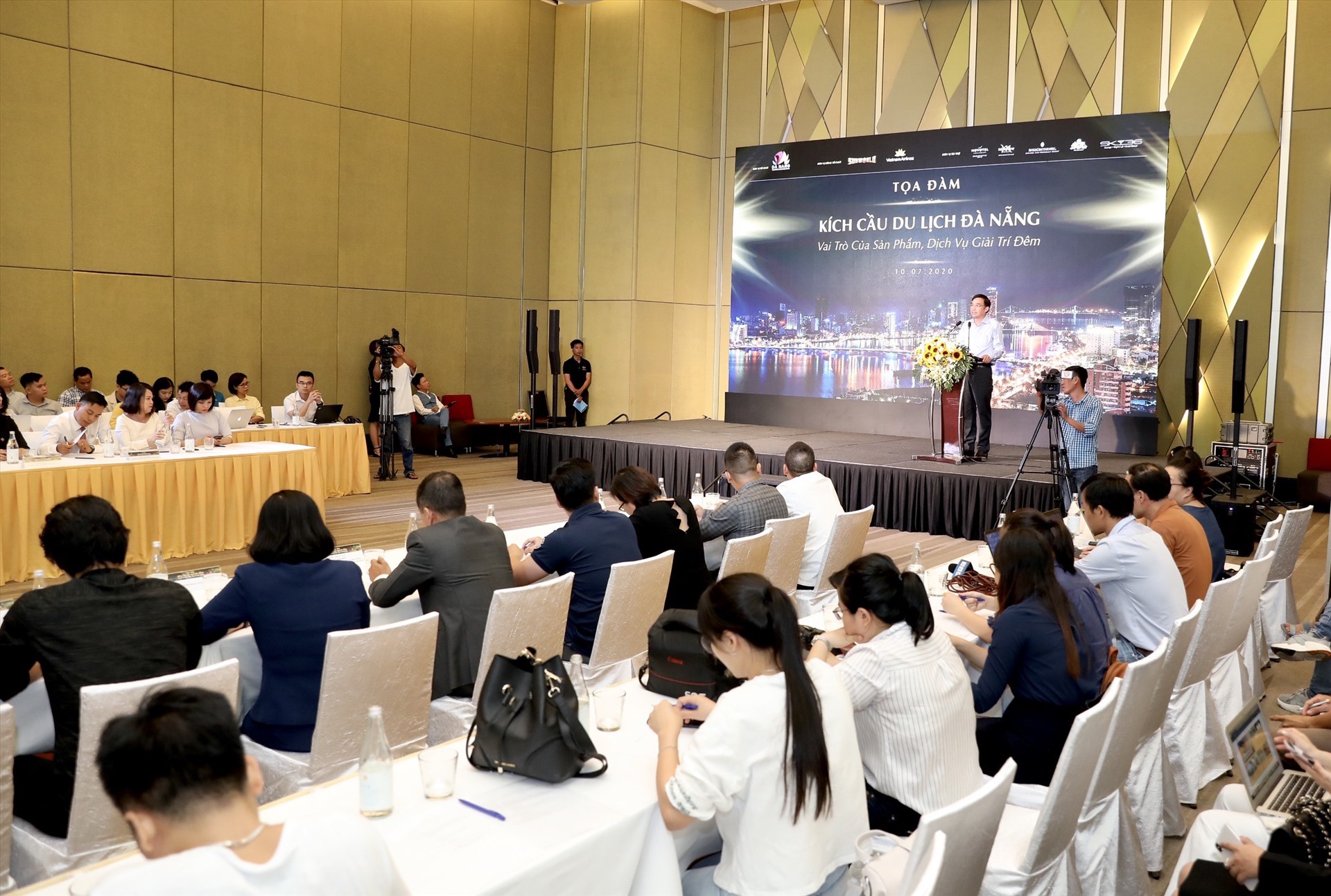 Đó là chia sẻ của ông Vũ Anh Tuấn - Ban Kế hoạch phát triển - VietNam Airlines tại tọa đàm “Kích cầu du lịch Đà Nẵng Vai trò của sản phẩm, dịch vụ giải trí đêm” vừa mới diễn ra.
