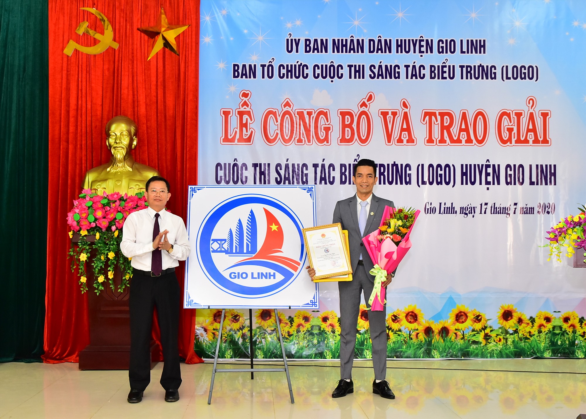 Lãnh đạo huyện Gio Linh trao giải đặc biệt cho tác giả Nguyễn Văn Ngát với tác phẩm dự thi có mã số LGLG 27 - Ảnh: Trần Tuyền