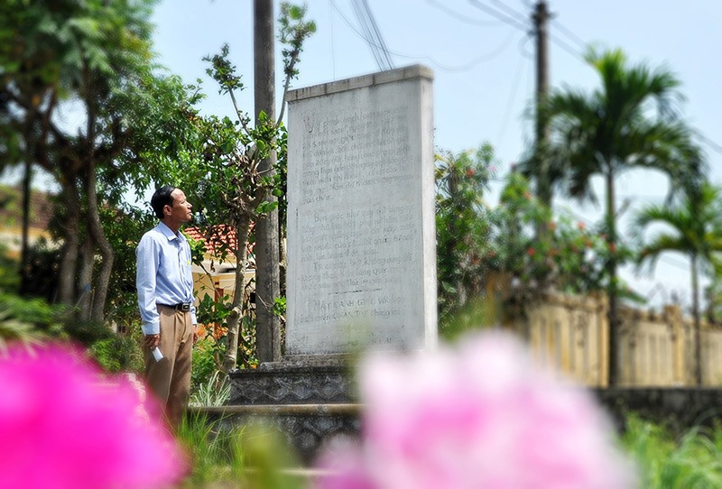 Bia tưởng niệm vụ thảm sát xảy ra vào năm 1947 tại xã Hải Quy đã xuống cấp sau 25 năm xây dựng. Ảnh: Q.H