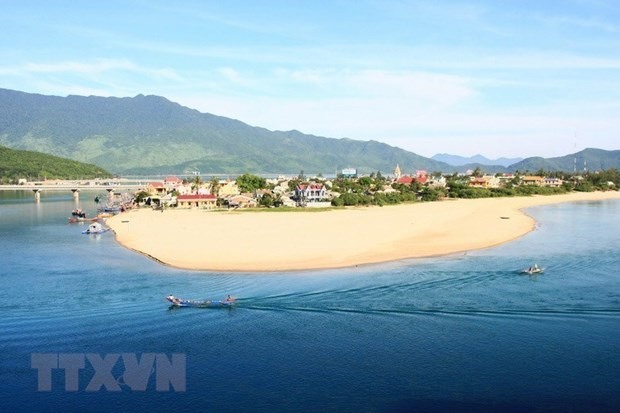 Vịnh Lăng Cô thuộc huyện Phú Lộc, nằm dưới chân đèo Bắc Hải Vân với bãi biển dài 10km, cát trắng mịn thoai thoải, độ sâu trung bình dưới 1m. (Ảnh: Huy Hùng/TTXVN)
