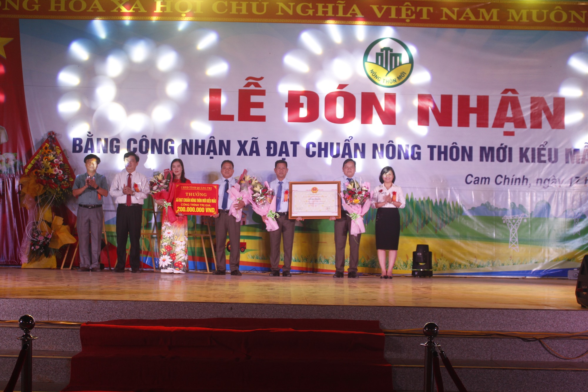 Lãnh đạo Sở NN&PTNT và huyện Cam Lộ trao Bằng công nhận xã đạt chuẩn NTM kiểu mẫu cho xã Cam Chính, huyện Cam Lộ