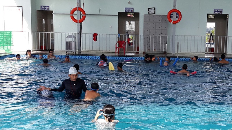 Dạy bơi và kỹ năng an toàn trong môi trường nước cho trẻ em tại TP. Đông Hà. Ảnh: BN