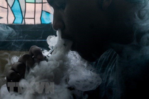 Khói thuốc lá tạo ra trong quá trình đốt và rít thuốc gây ra các tác động xấu lên sức khoẻ của con người. (Ảnh: AFP/TTXVN)