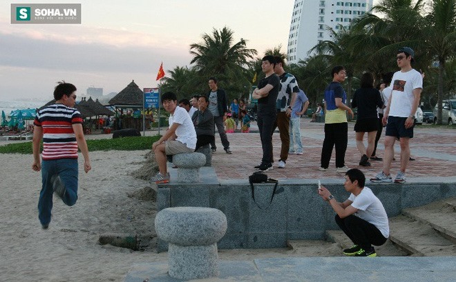 Nhóm du khách Trung Quốc tham quan biển Đà Nẵng trước đại dịch Covid-19