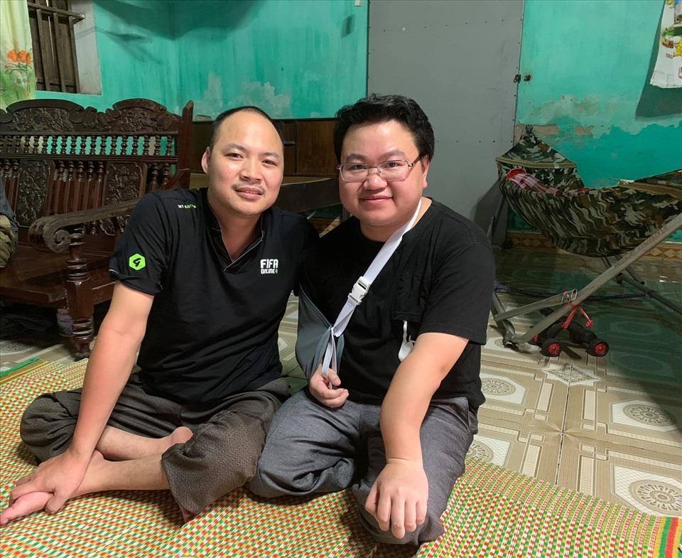 Anh Nguyễn Duy Tưởng một trong những người được anh Vũ Ngọc Anh trao tặng xe lăn. Ảnh: NVCC
