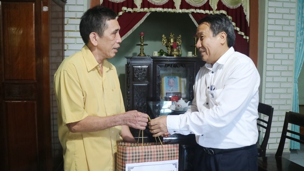 Lãnh đạo UBND tỉnh Quảng Trị tặng quà cho các gia đình chính sách, người có công trên địa bàn tỉnh