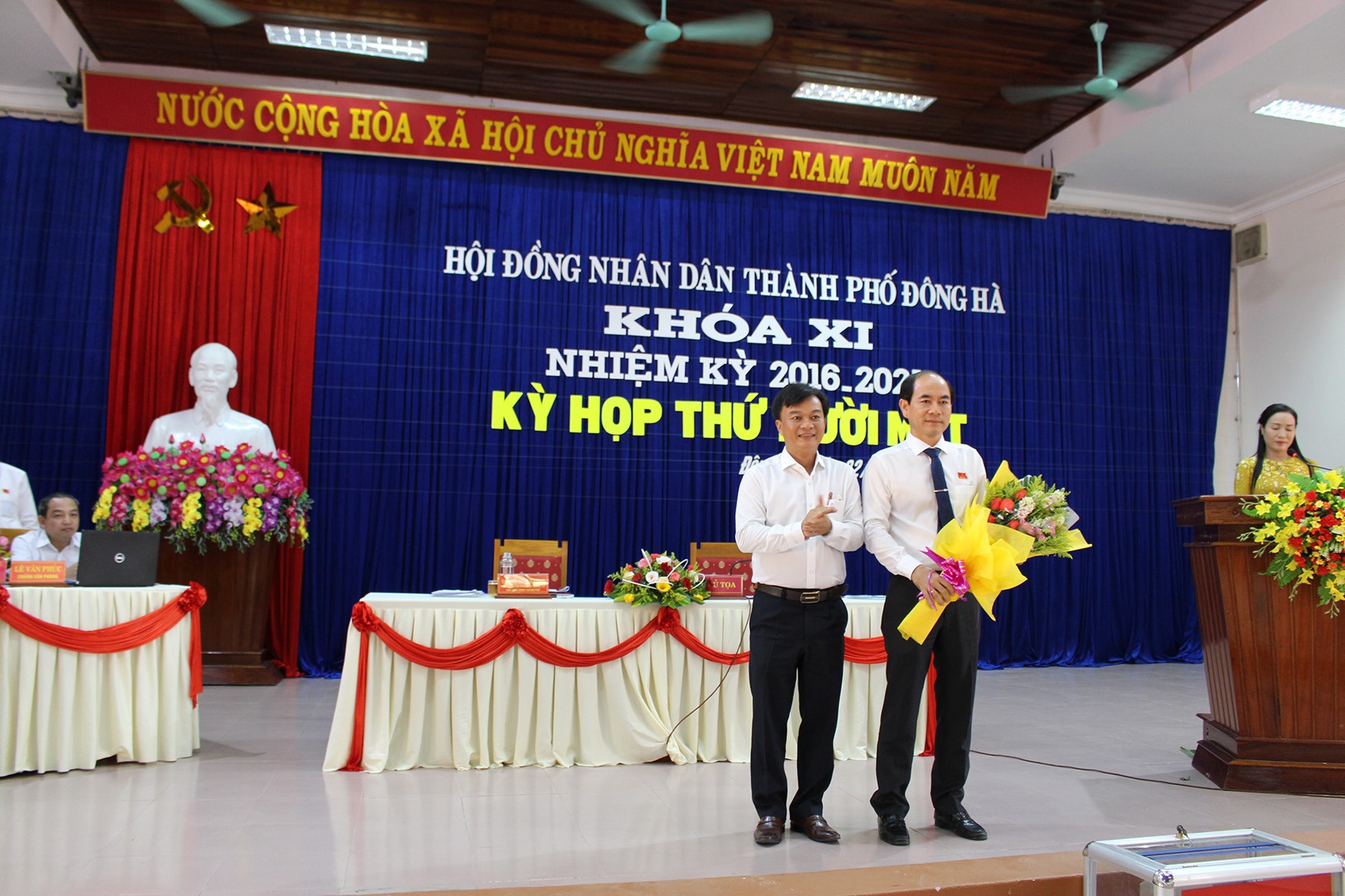 Bí thư Thành ủy Đông Hà Nguyễn Chiến Thắng tặng hoa chúc mừng ông Nguyễn Tăng được bầu giữ chức vụ Chủ tịch UBND thành phố - Ảnh: H.T​