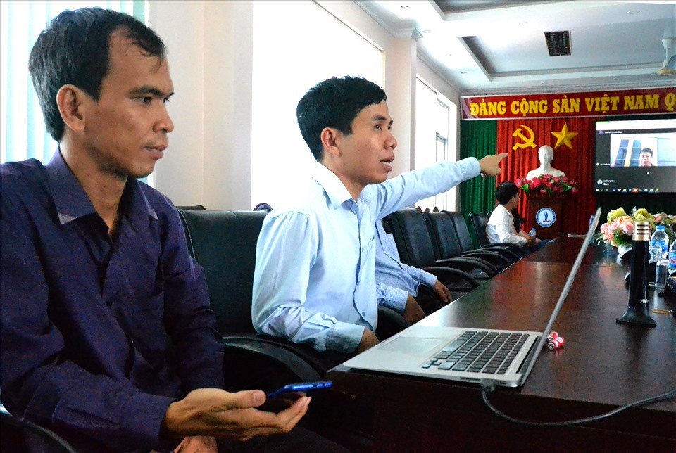 Tiến sĩ Nguyễn Văn Dũng đang chỉ đạo thành viên trong Khoa Sư phạm Toán rà soát khâu chuẩn bị phục vụ hội thảo quốc tế. Ảnh: LT