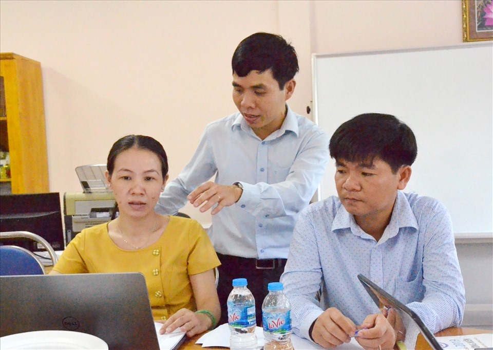 Tiến sĩ Nguyễn Văn Dũng trong giờ thảo luận cùng đồng nghiệp trong khoa. Ảnh: LT