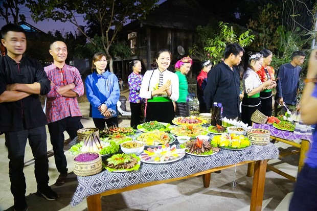 Một buổi thi nấu ăn sau lớp tập huấn về ẩm thực của các cô gái Thái. (Ảnh: CTV/Vietnam+)