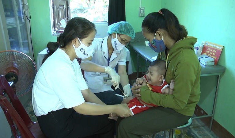 Ngành Y tế tổ chức tiêm vét, tiêm bù vắc xin bạch hầu cho các đối tượng tiêm chủng thường xuyên ở xã Vĩnh Hà.