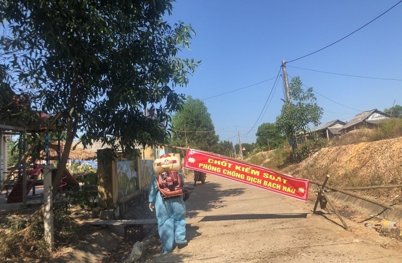 Thiết lập chốt chặn cách ly tại thôn Bãi Hà và Khe Hót, xã Vĩnh Hà.