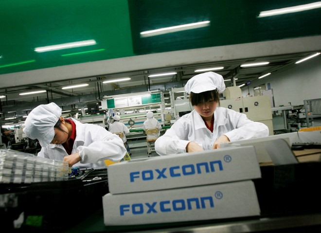 Công nhân tại nhà máy của Foxconn ở tỉnh Quảng Đông, Trung Quốc. Ảnh: Reuters.