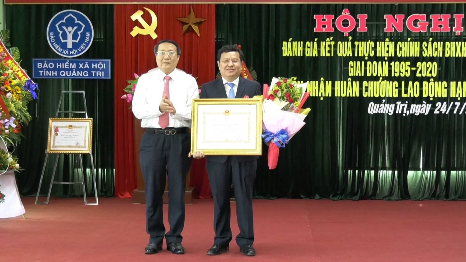 Phó Chủ tịch Thường trực UBND tỉnh Hà Sỹ Đồng trao Huân chương Lao động hạng Nhất của Chủ tịch nước cho BHXH tỉnh