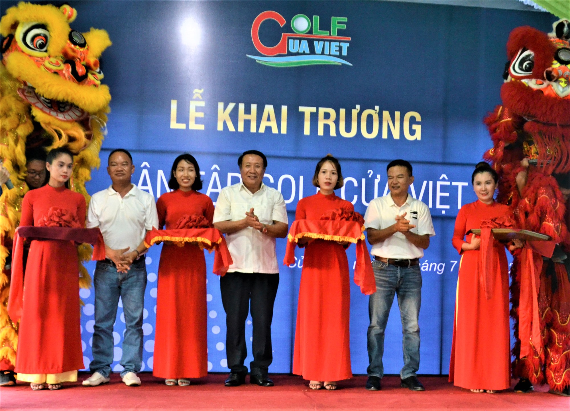 Cắt băng khai trương sân tập golf Cửa Việt - Ảnh: HTS